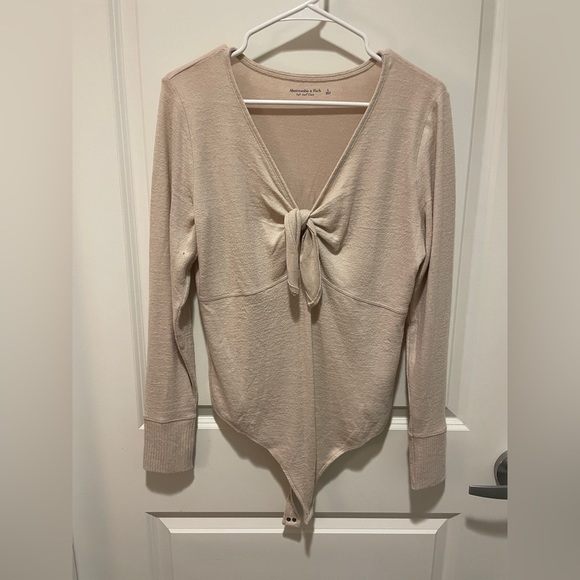 Soft Abercrombie and Fitch Cream Sweater Bodysuit Size Large - Picture 2 of 6